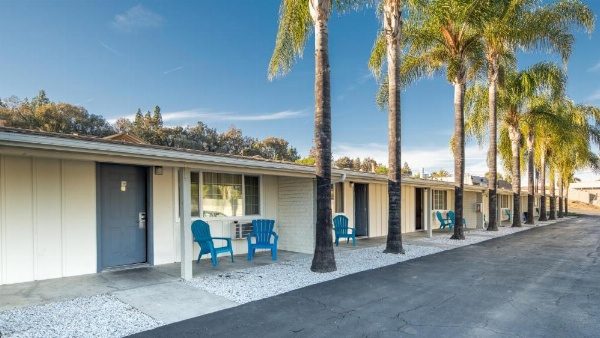 Fallbrook Country Inn image 6